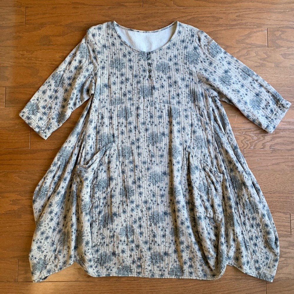 Relaxed Floral Midi Dress in Light Gray and Cream